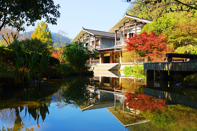 張家界黃龍洞景區(qū)：初冬秋色艷，游客樂(lè)享休閑時(shí)光（組圖）