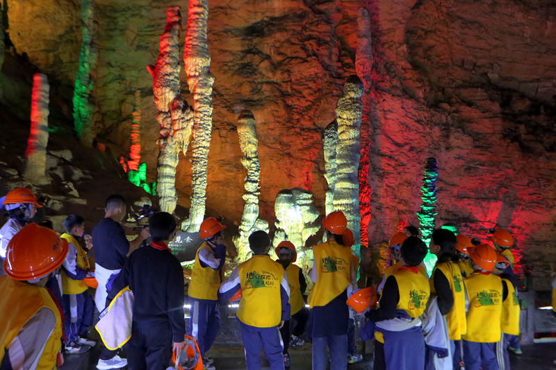 春假掀起研學熱，黃龍洞景區(qū)“含娃量”大幅攀升
